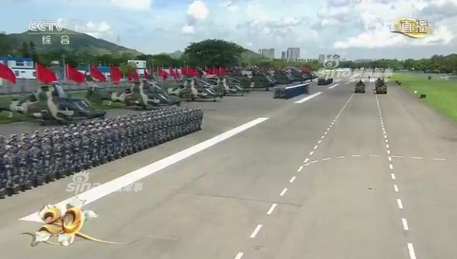 习主席检阅解放军驻港部队：受阅军人英姿飒爽