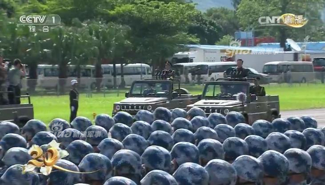 习主席检阅解放军驻港部队：受阅军人英姿飒爽