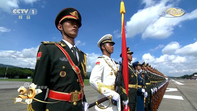 习主席检阅解放军驻港部队：受阅军人英姿飒爽