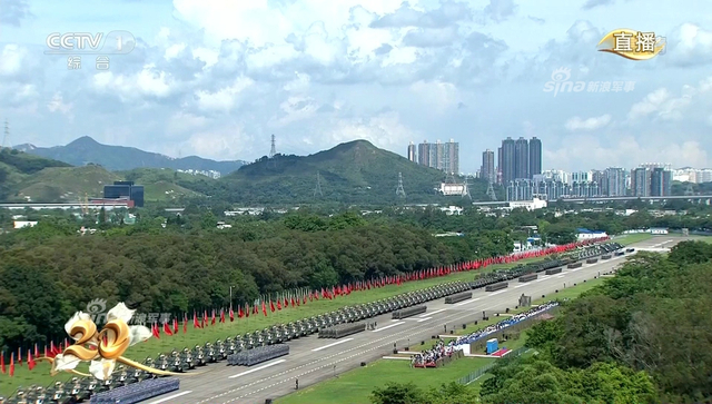 习主席检阅解放军驻港部队：受阅军人英姿飒爽