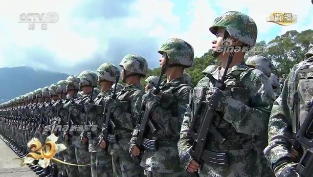 习主席检阅解放军驻港部队：受阅军人英姿飒爽
