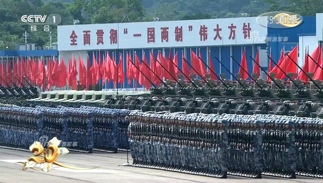 习主席检阅解放军驻港部队：受阅军人英姿飒爽