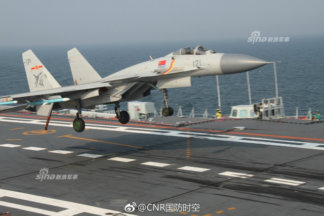 歼15挂载鹰击83导弹训练：辽宁舰编队进入南海