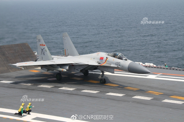 歼15挂载鹰击83导弹训练：辽宁舰编队进入南海