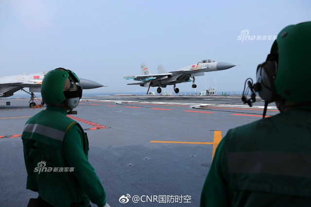歼15挂载鹰击83导弹训练：辽宁舰编队进入南海