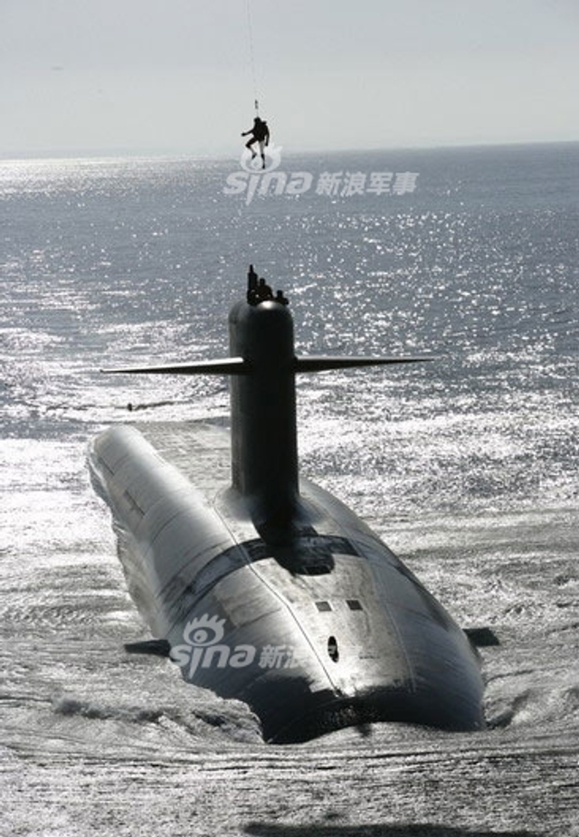 总统玩特技！马克龙机降视察法国可畏号核潜艇