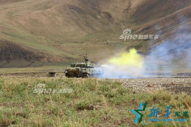 印度持续增兵边界！解放军96A坦克西藏高原演习