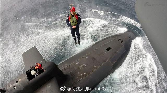 法国总统视察可畏号核潜艇!