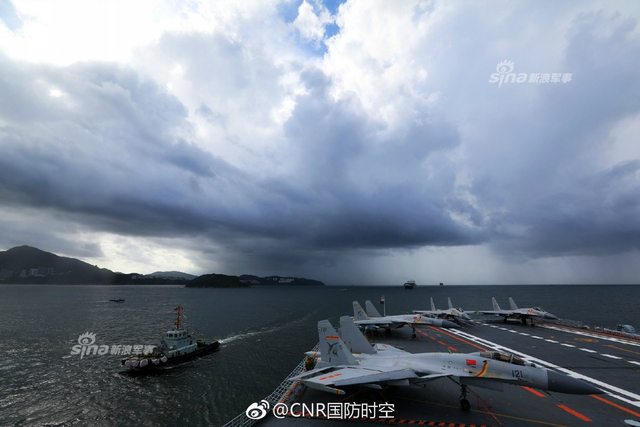 香港你好！辽宁号航母抵港官兵甲板列队成字