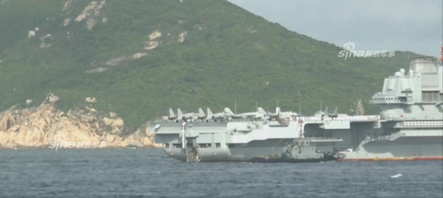 辽宁舰抵达香港正进行靠港作业：满载歼15战机
