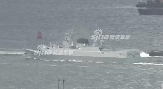 驻港056轻护出门迎接！辽宁号航母编队进入香港