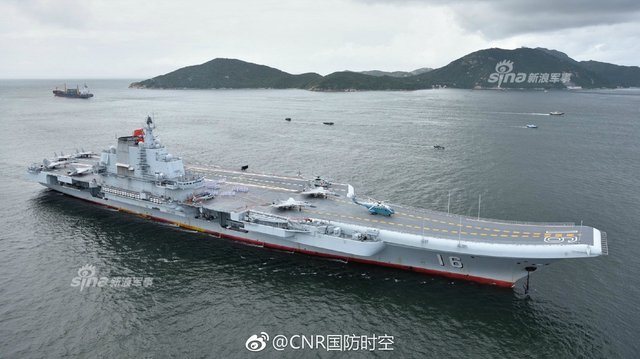 香港你好！辽宁号航母抵港官兵甲板列队成字