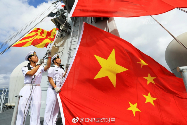 香港你好！辽宁号航母抵港官兵甲板列队成字