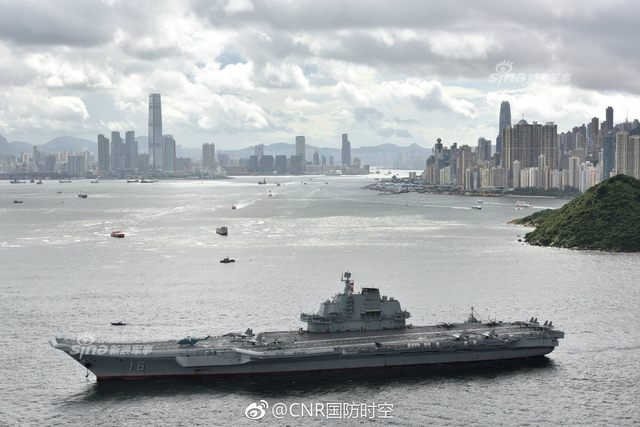 香港你好！辽宁号航母抵港官兵甲板列队成字