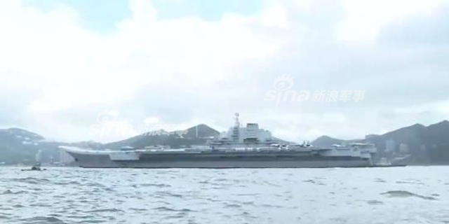 驻港056轻护出门迎接！辽宁号航母编队进入香港