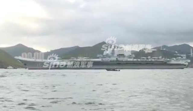 驻港056轻护出门迎接！辽宁号航母编队进入香港