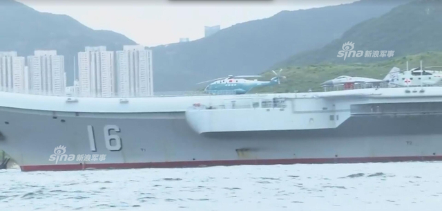 驻港056轻护出门迎接！辽宁号航母编队进入香港