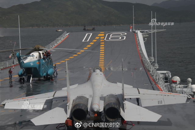 香港你好！辽宁号航母抵港官兵甲板列队成字
