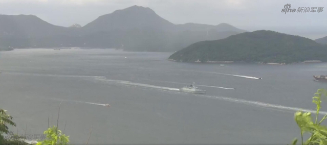 驻港056轻护出门迎接！辽宁号航母编队进入香港