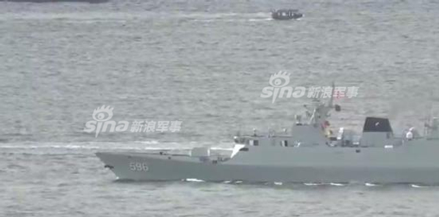 驻港056轻护出门迎接！辽宁号航母编队进入香港