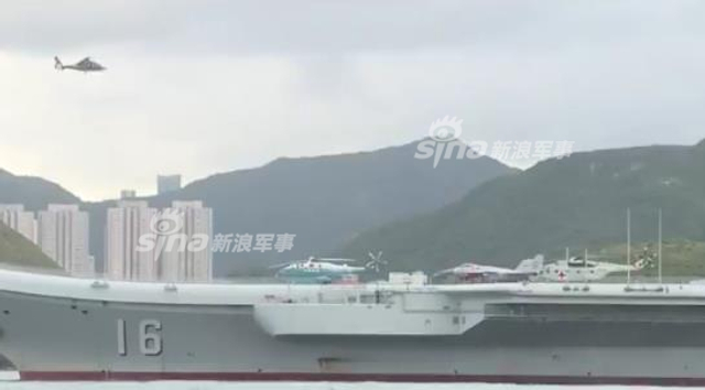 驻港056轻护出门迎接！辽宁号航母编队进入香港