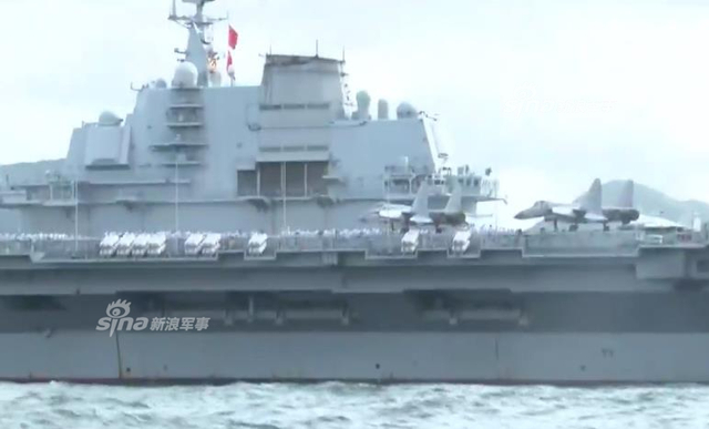 辽宁舰抵达香港正进行靠港作业：满载歼15战机