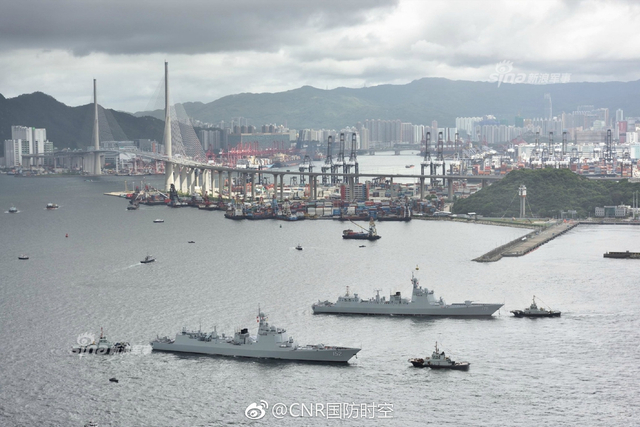 香港你好！辽宁号航母抵港官兵甲板列队成字