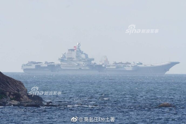 驻港056轻护出门迎接！辽宁号航母编队进入香港