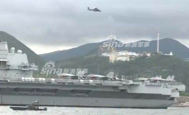 驻港056轻护出门迎接！辽宁号航母编队进入香港