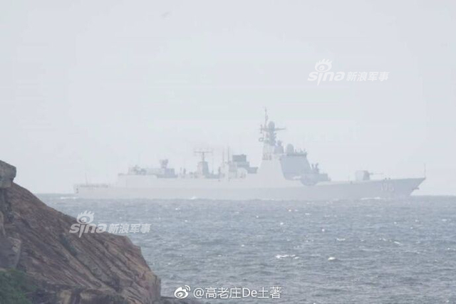 驻港056轻护出门迎接！辽宁号航母编队进入香港