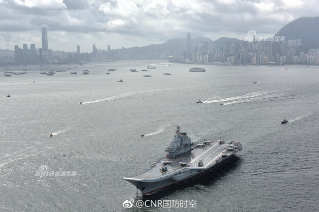 香港你好！辽宁号航母抵港官兵甲板列队成字