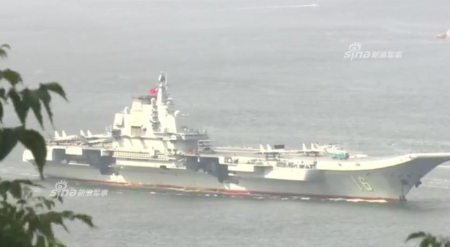 驻港056轻护出门迎接！辽宁号航母编队进入香港