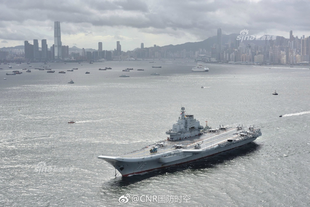 香港你好！辽宁号航母抵港官兵甲板列队成字