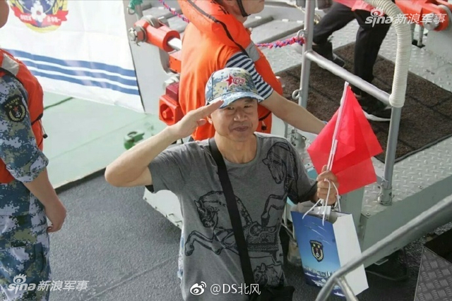 就爱这样的台妹！台湾美女登上辽宁号航母敬礼