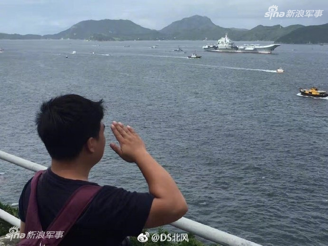 就爱这样的台妹！台湾美女登上辽宁号航母敬礼