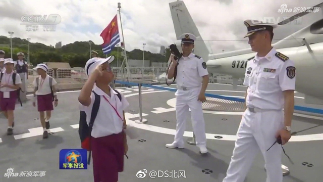 就爱这样的台妹！台湾美女登上辽宁号航母敬礼