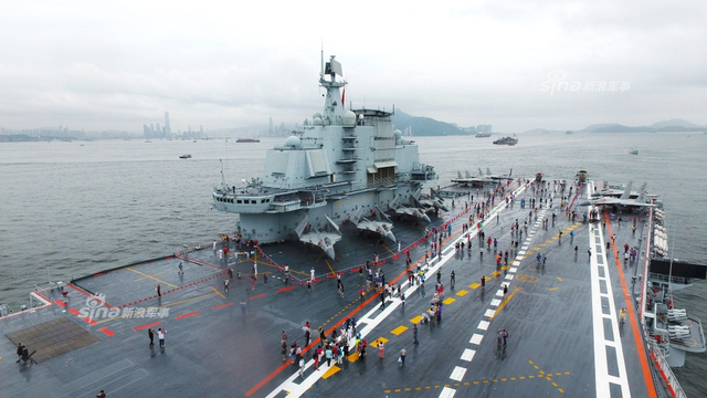 就爱这样的台妹！台湾美女登上辽宁号航母敬礼