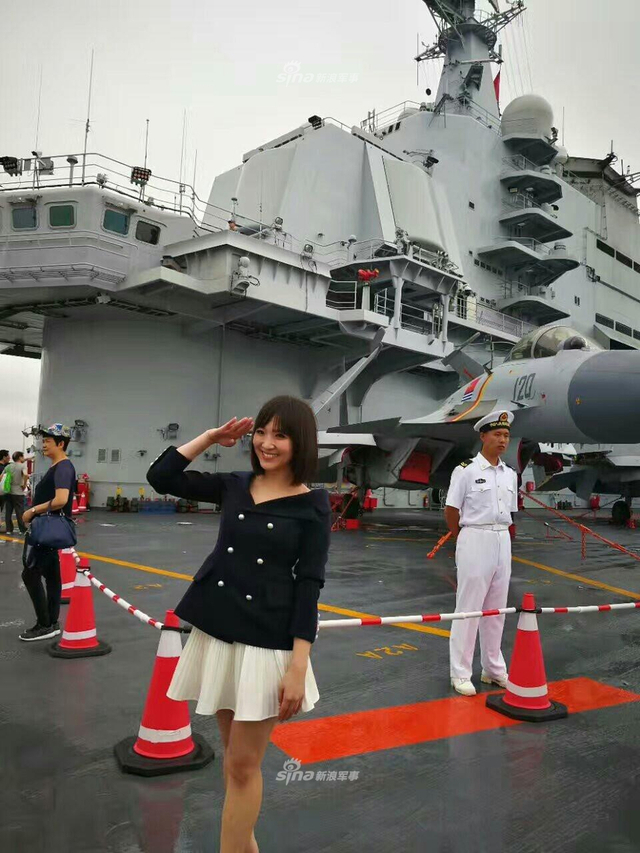 就爱这样的台妹！台湾美女登上辽宁号航母敬礼