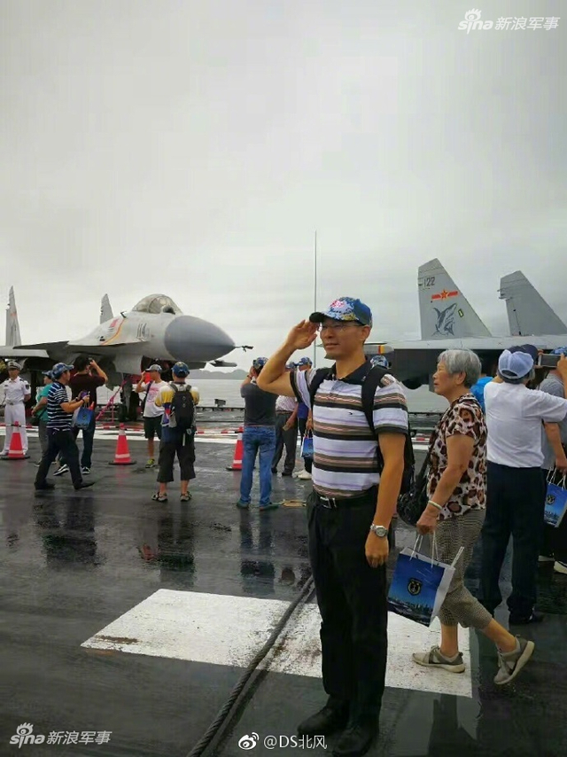 就爱这样的台妹！台湾美女登上辽宁号航母敬礼