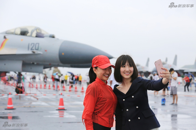 台湾美女登辽宁舰与歼15合影