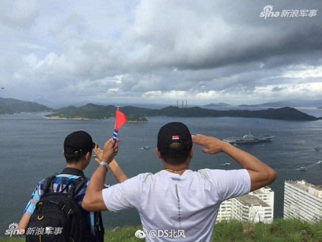 就爱这样的台妹！台湾美女登上辽宁号航母敬礼