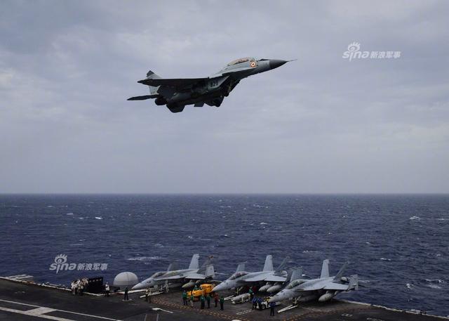 美日印军演:俄战机飞越美航母