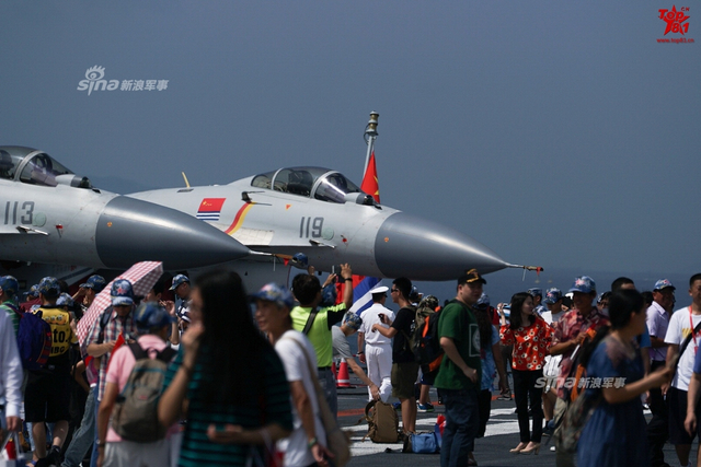 登上辽宁舰甲板!超近距离接触中国歼15舰载机