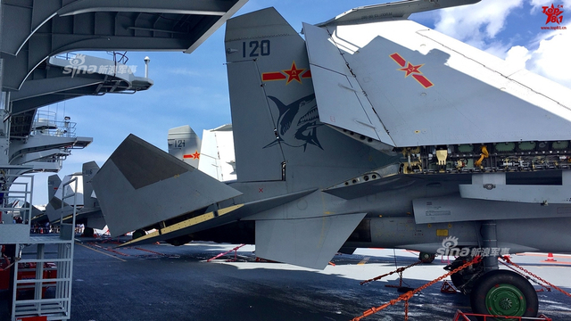 登上辽宁舰甲板!超近距离接触中国歼15舰载机
