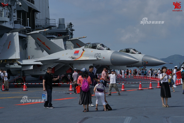 登上辽宁舰甲板!超近距离接触中国歼15舰载机