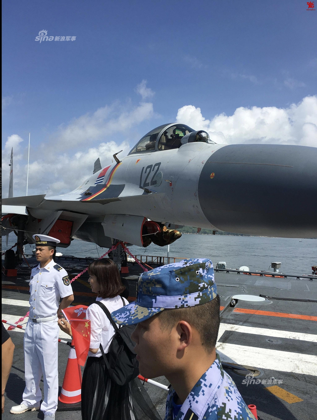 登上辽宁舰甲板!超近距离接触中国歼15舰载机