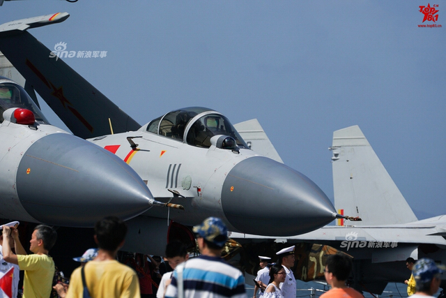 登上辽宁舰甲板!超近距离接触中国歼15舰载机