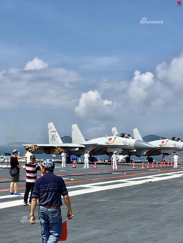 登上辽宁舰甲板!超近距离接触中国歼15舰载机