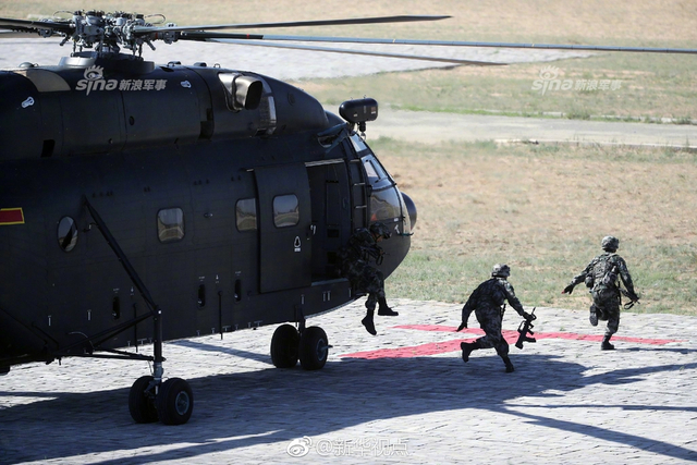 阅兵高清大图来了！99坦克和直升机梯队真拉风