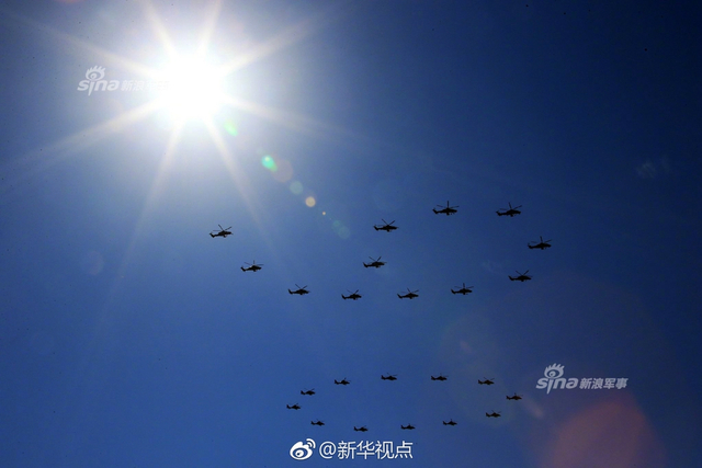 阅兵高清大图来了！99坦克和直升机梯队真拉风